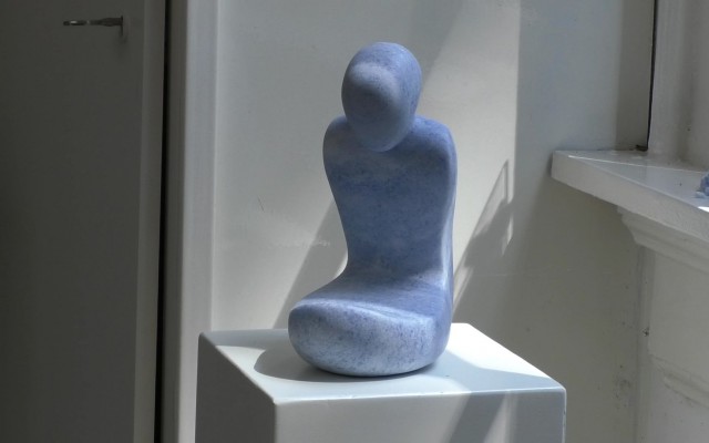 Figuratief abstract beeld in zeldzaam blauw marmer