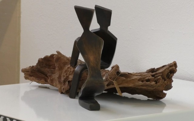 Figuratief abstract in brons met hout