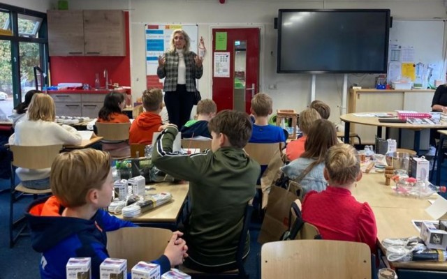 Wethouder bezoekt les over energie in Bornerbroek - Actua - AAVISIE