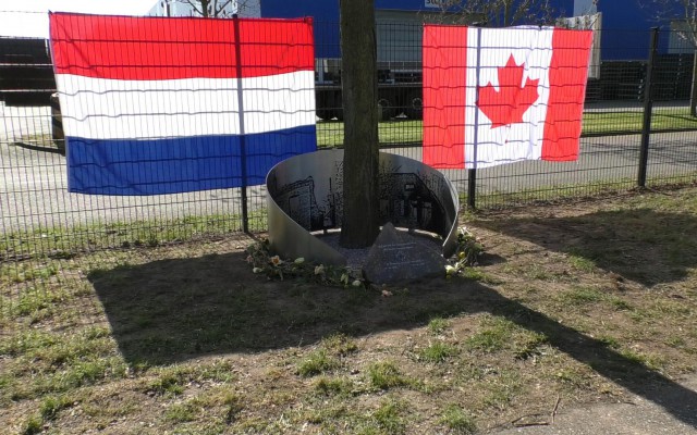 Onthulling monument bevrijding Aadorp