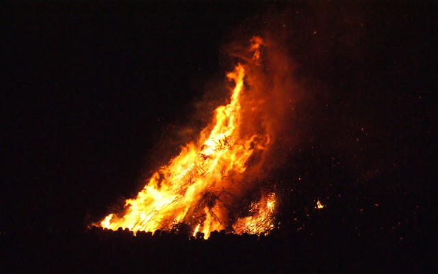 Duizenden bezoekers paasvuur Harbrinkhoek