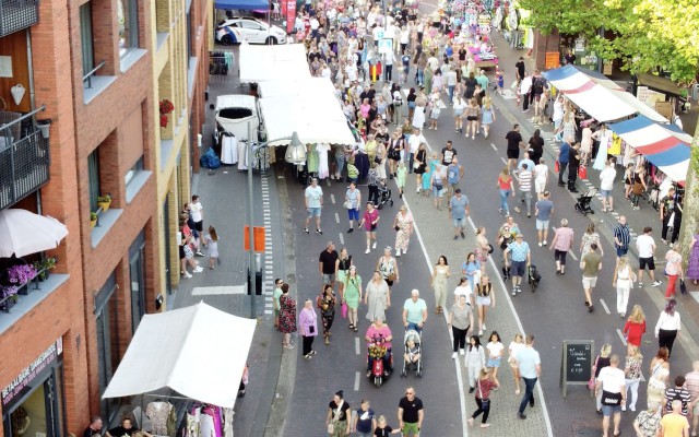 Mooi weer op de braderie Sluitersveld