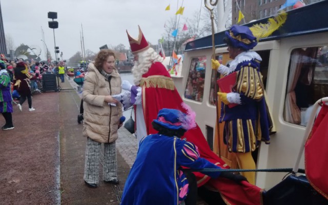 De nieuwe burgemeester help Sinterklaas aan wal