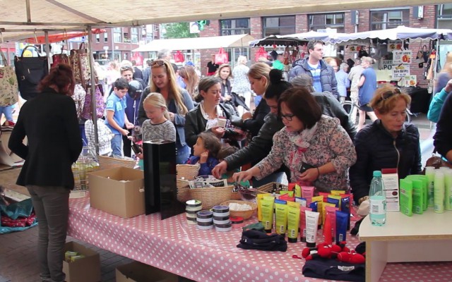 Gezelligheid op het Sluitersveld, Ootmarsumsestraat even wandelpad